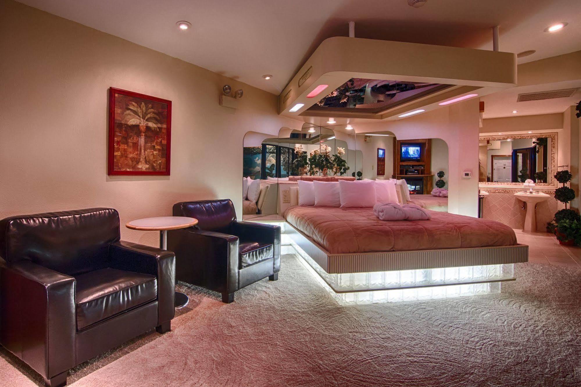 Sybaris Pool Suites - Индианаполис Экстерьер фото