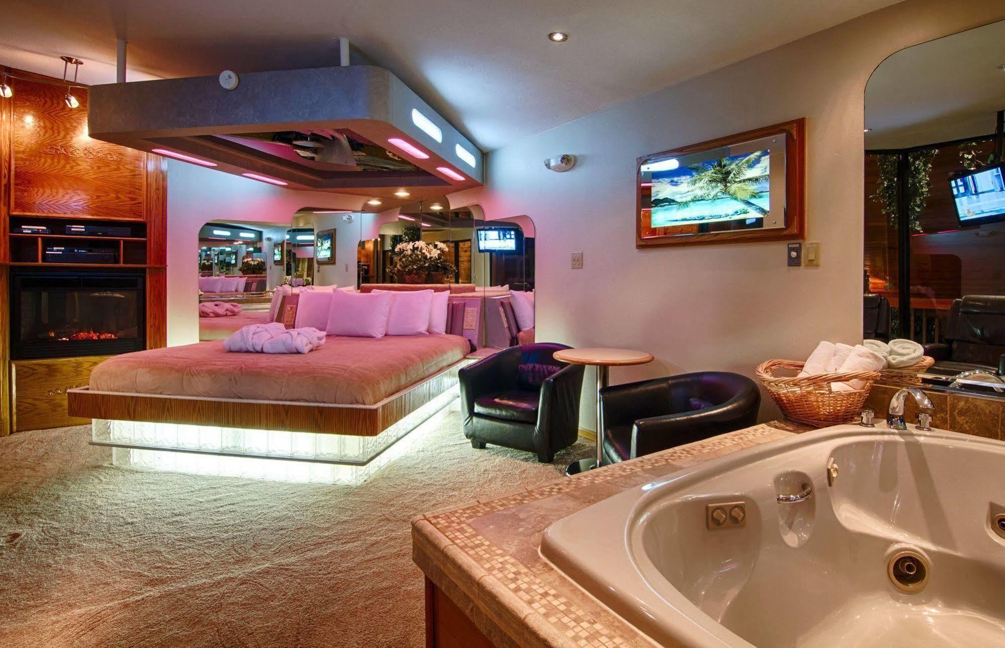 Sybaris Pool Suites - Индианаполис Экстерьер фото