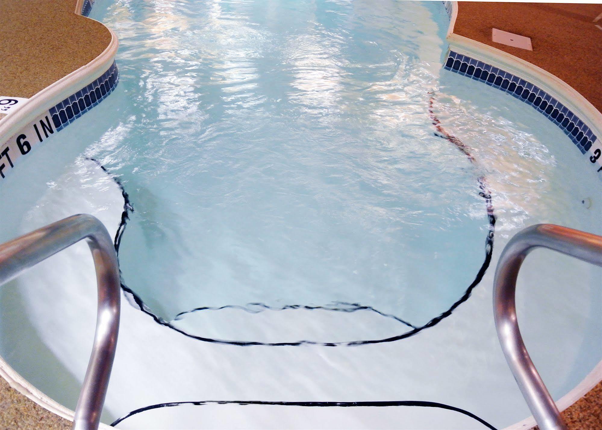 Sybaris Pool Suites - Индианаполис Экстерьер фото
